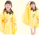 Áo mưa vạt tròn thắt nơ phong cách Hàn Quốc cho bé đi học, sau lưng áo được thiết kế rộng hơn có thể trùm luôn cả balo đeo sau lưng mà không sợ ướt. Chất liệu PVC tốt
 Size: M(cho bé 4-5t cao 100-115cm)
L(cho bé 5-6t cao 112-125cm)
XL(cho bé 6-7t cao 122-135cm)
XXL(cho bé trên 7t 132-165cm)