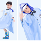 Áo mưa vạt tròn thắt nơ phong cách Hàn Quốc cho bé đi học, sau lưng áo được thiết kế rộng hơn có thể trùm luôn cả balo đeo sau lưng mà không sợ ướt. Chất liệu PVC tốt
 Size: M(cho bé 4-5t cao 100-115cm)
L(cho bé 5-6t cao 112-125cm)
XL(cho bé 6-7t cao 122-135cm)
XXL(cho bé trên 7t 132-165cm)