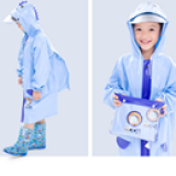 Áo mưa hoạt hình phong cách Hàn Quốc cho bé đi học, sau lưng áo được thiết kế rộng hơn có thể trùm luôn cả balo đeo sau lưng mà không sợ ướt. Chất liệu PVC tốt
 Size: M(cho bé 4-5t cao 100-115cm)
L(cho bé 5-6t cao 112-125cm)
XL(cho bé 6-7t cao 122-135cm)
XXL(cho bé trên 7t 132-165cm)