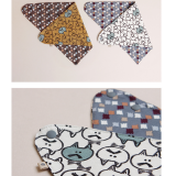 yếm tam giác dùng được 2 mặt -phong cách Hàn quốc , có thể thể dùng làm khăn quàng cổ, khăn tay, chất liệu vải bông mềm mịn
 Size: đáy 45 x cao 26cm