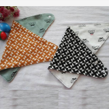 yếm tam giác dùng được 2 mặt -phong cách Hàn quốc , có thể thể dùng làm khăn quàng cổ, khăn tay, chất liệu vải bông mềm mịn
 Size: đáy 45 x cao 26cm