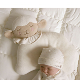 Gối cho trẻ sơ sinh đáng yêu, mềm mại và thoải mái, có hố giúp đầu các em bé được cố định trên gối, bỏ thói quen ngủ lệch 1 bên làm  đầu biến dạng.
 Size: 28 * 29cm, thương hiệu Mamas & Papas